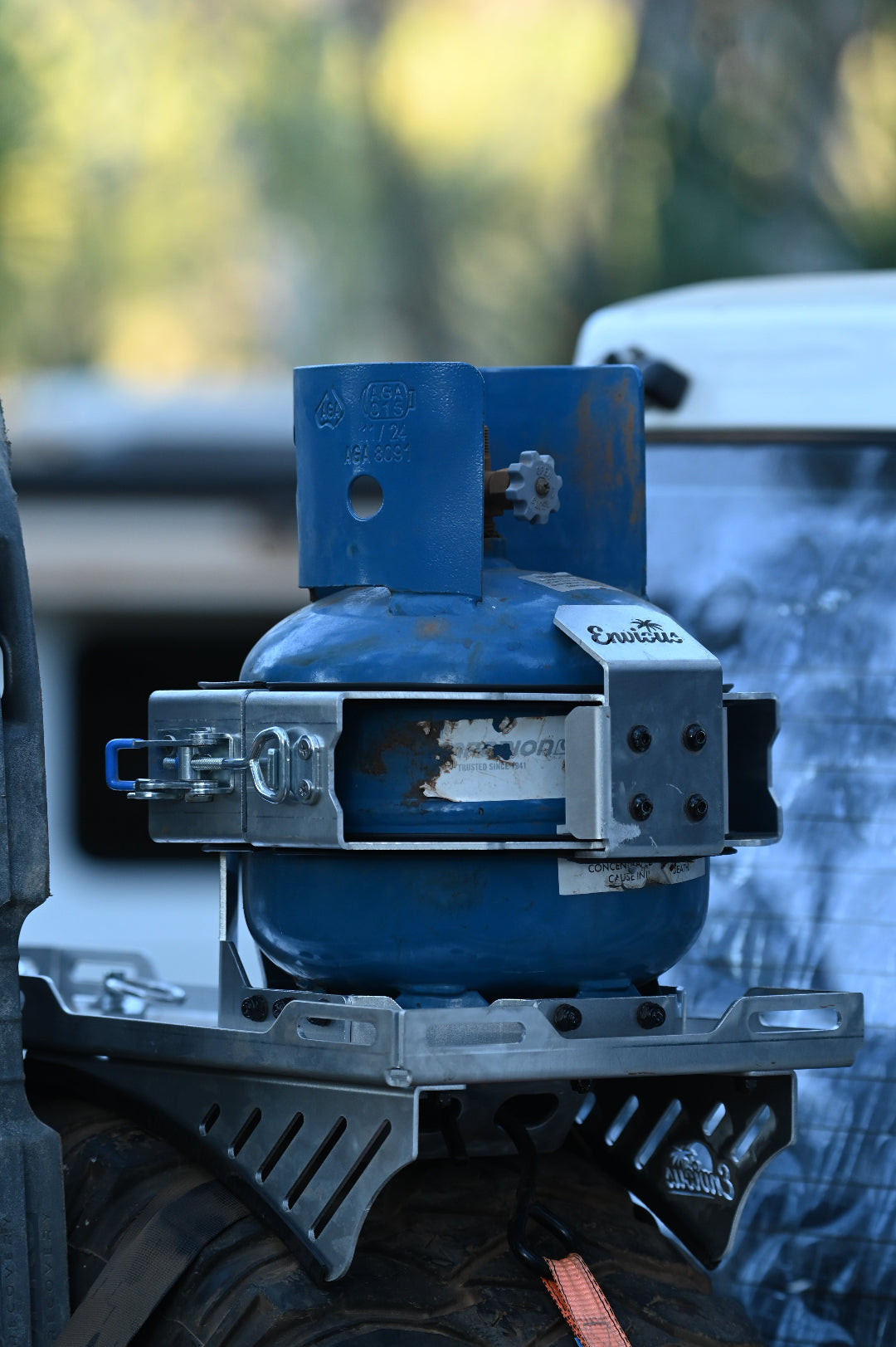 Gas bottle stored on spare tyre rack platform